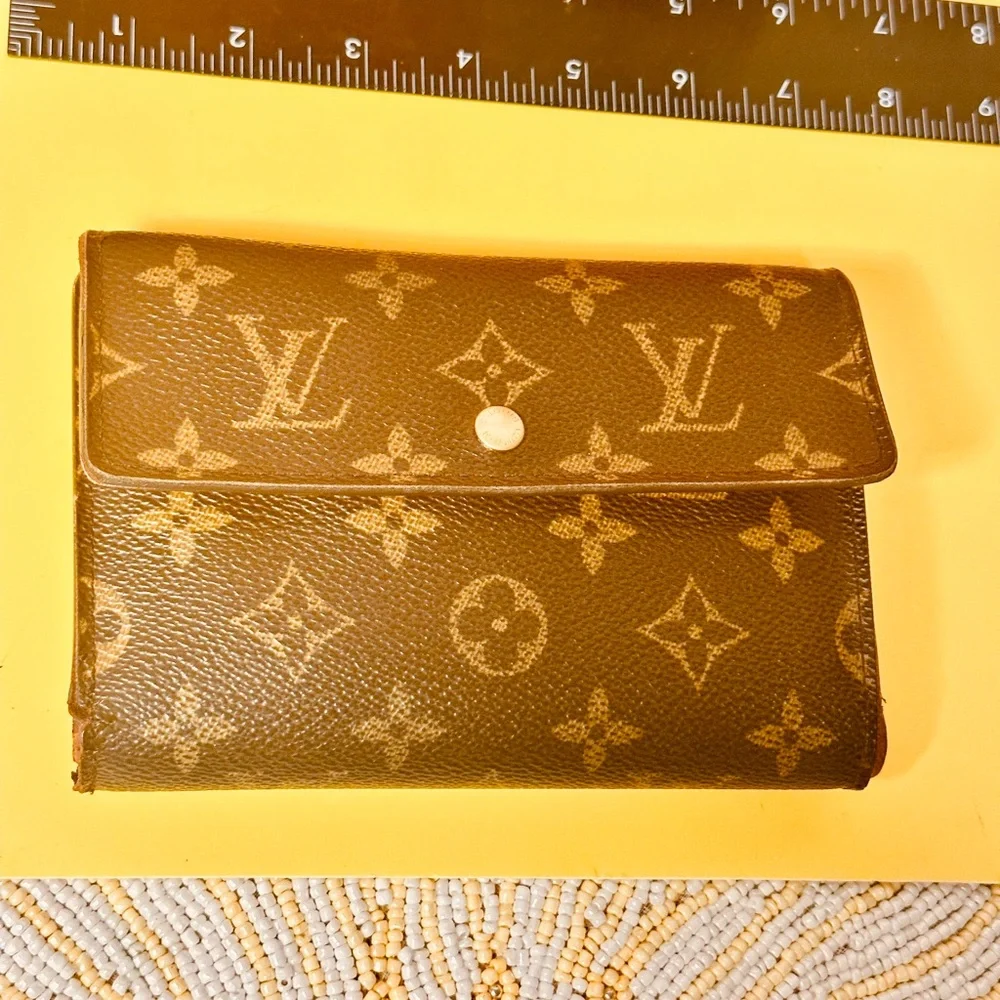 Louis Vuitton Monogram passport Wallet - Picture 7 of 15